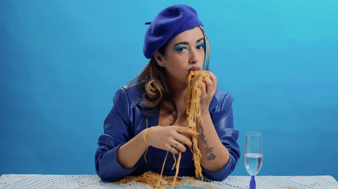 La malagueña Julia Martín lanza el videoclip de “Lo que no hago jamás”