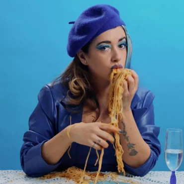 La malagueña Julia Martín lanza el videoclip de “Lo que no hago jamás”