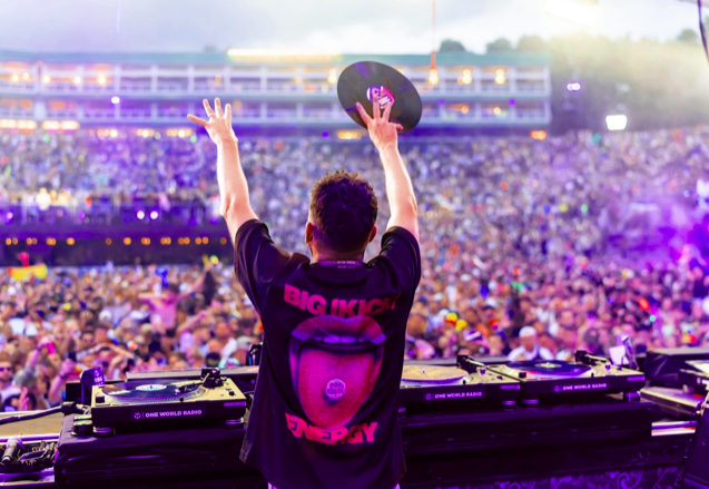Dimitri Vegas revive el arte de pinchar vinilos con su set Tomorrowland 2025, disponible ahora en YouTube