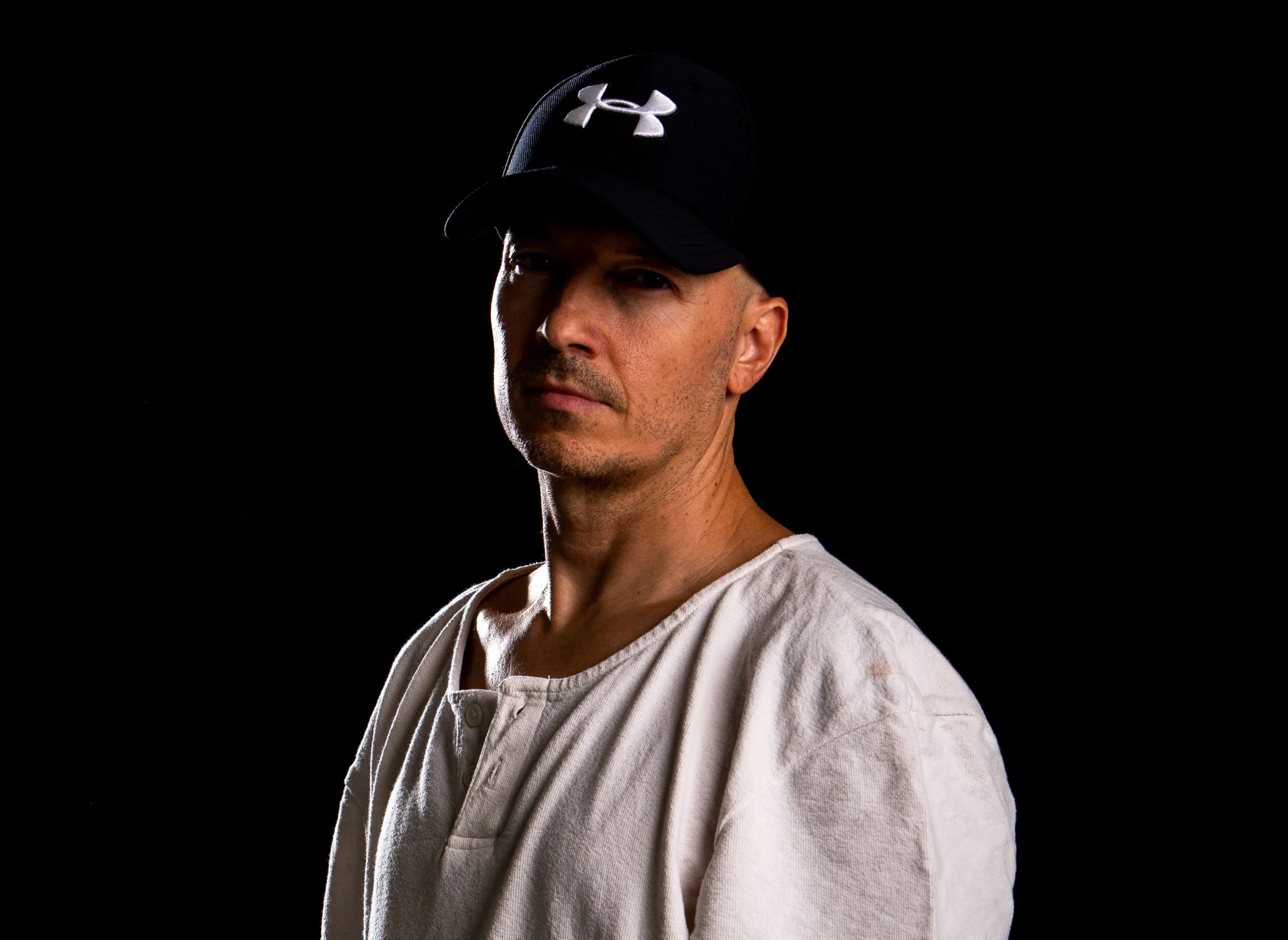 Escucha «Tremendo Lío» de Abel The Kid & Brian Cross Escucha «Tremendo Lío» de Abel The Kid & Brian Cross