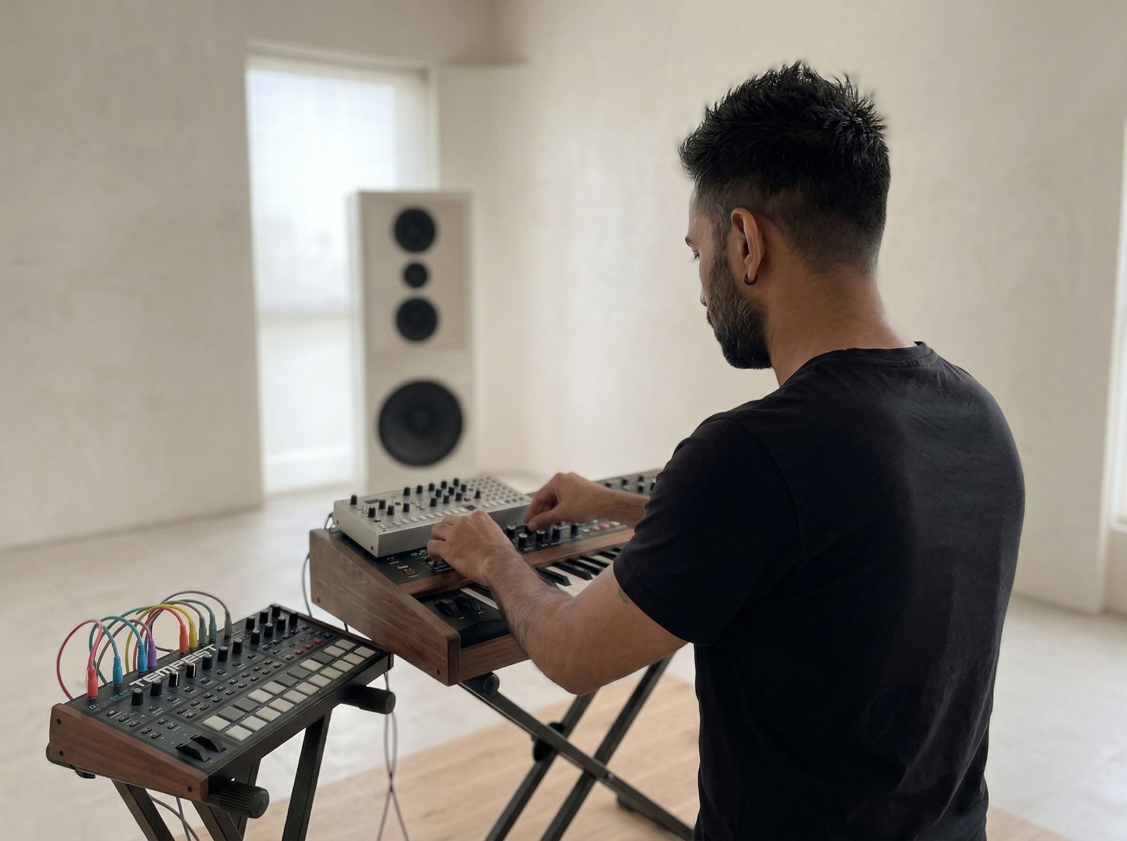 Migrant lanza el nuevo single “Parallel Voices” Migrant lanza el nuevo single “Parallel Voices”