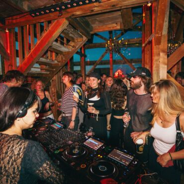 Mira a Sofia Kourtesis triunfar en el emblemático bar de fondue Hafechäs de Basilea