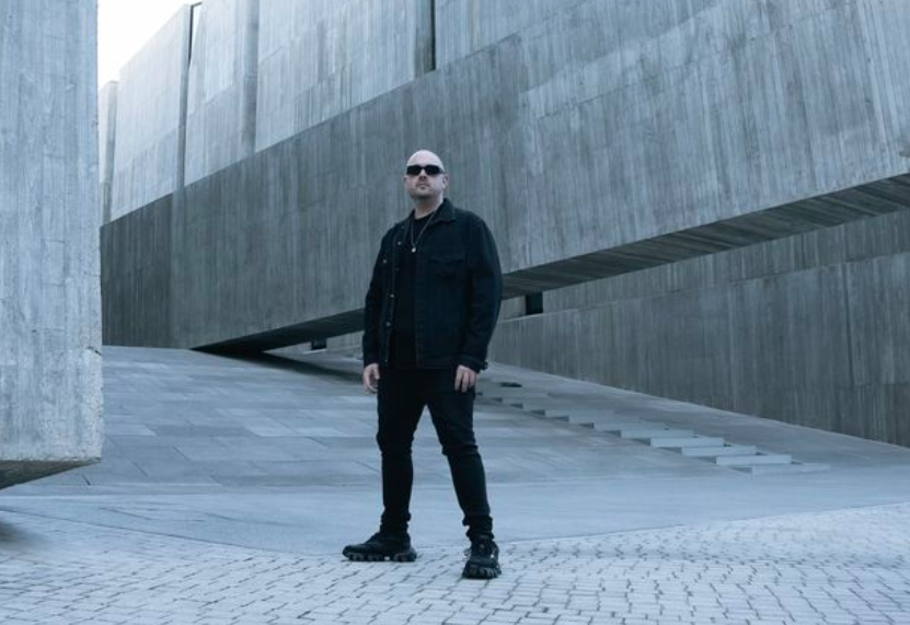 Victor Ruiz continúa con su álbum con ‘Alone’ Victor Ruiz continúa con su álbum con ‘Alone’