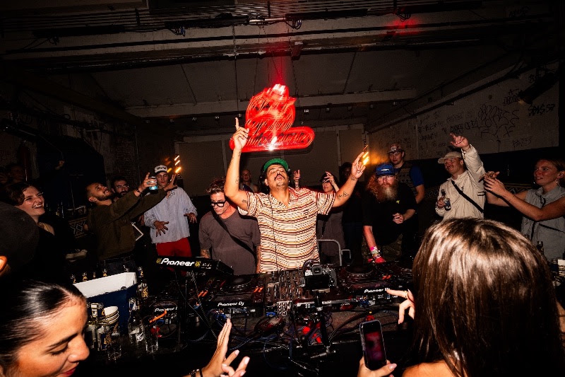 Seth Troxler DJ en el Skatecafe de Ámsterdam